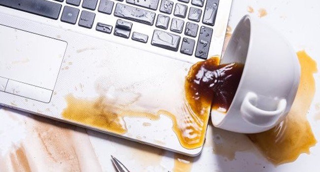 Read more about the article Что делать, если вы пролили воду или кофе на свой ноутбук