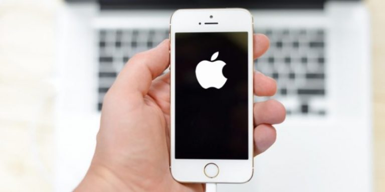 iPhone заряжается, но не включается: 5 решений