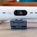 Насколько безопасна компактная веб-камера Logitech Brio 500