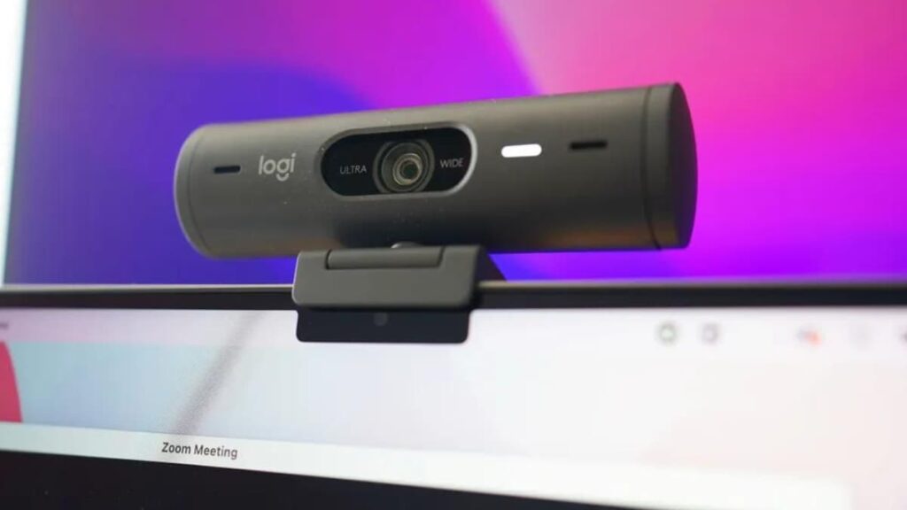 Насколько безопасна компактная веб-камера Logitech Brio 500