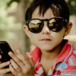 5 вещей, которые следует объяснить ребенку, прежде чем дарить мобильный телефон