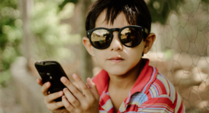 Подробнее о статье 5 вещей, которые следует объяснить ребенку, прежде чем дарить мобильный телефон