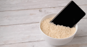 Подробнее о статье Apple больше не рекомендует использовать рис, если мы намочили iPhone