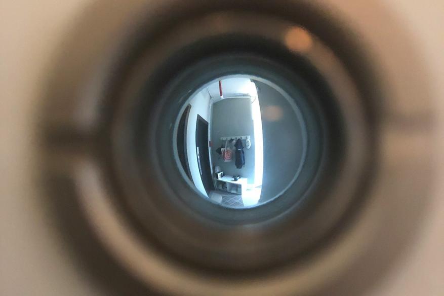 Как обнаружить скрытые видеокамеры в помещениях и что делать, если вы их нашли